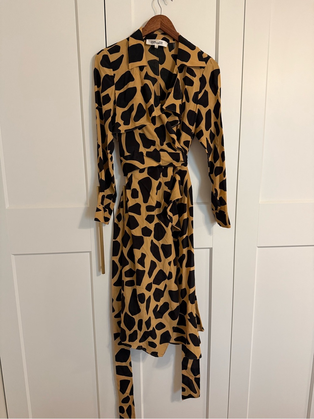 DIANE VON FURSTENBERG Size 10 Eden 
Giraffe Printed Crepe De Chine Wrap Dress - Picture 4 of 7